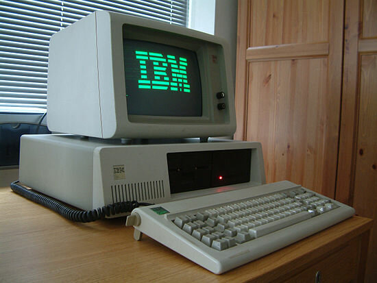 IBM PC se lanza al mercado, marca una revolución en el campo de la computación.