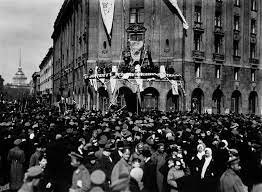 Venustiano Carranza inicia su presidencia constitucional. Entra en vigor la Constitución.