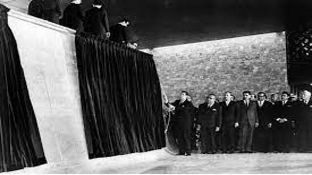 Se inaugura el Museo Nacional de Antropologia