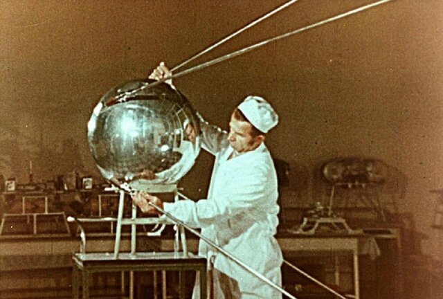 La URSS logra lanzar el primer satélite artificial al espacio.