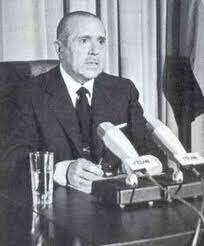 DIMISIÓN DE ARIAS NAVARRO