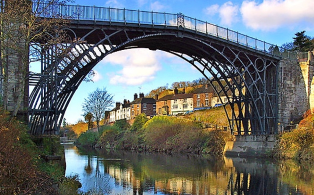 IRON BRIDGE (primero puente de hierro)