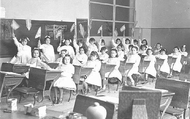 Creación de dos Institutos Pedagógicos