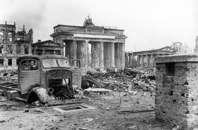Tropes de l'Unió Soviètica prenen Berlín.