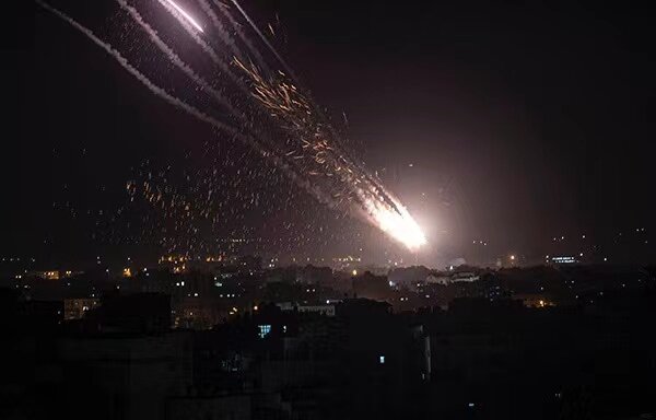 以色列空袭加沙地带住宅楼，哈马斯向特拉维夫发射数百枚火箭弹