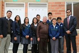 Aparece la idea de crear una universidad, ras el grado de los primeros bachilleres del Colegio Minuto de Dios.