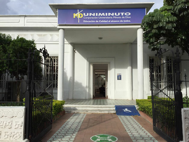 Aparece la idea de crear una facultad de comunicación social y con ella resurge la idea de la universidad.