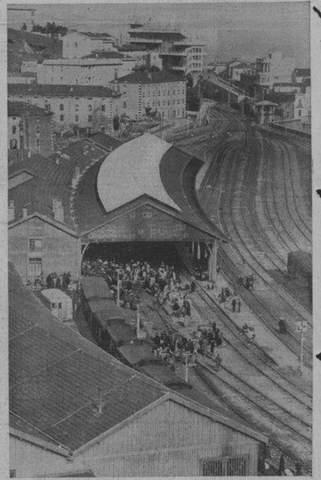 Les réfugiés sont emmenés aux frontères