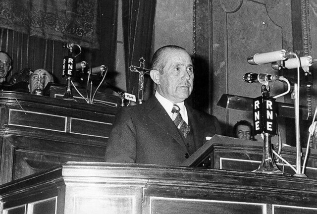Gobierno de Arias Navarro («espíritu del 12 de febrero»).