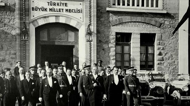 Mustafa Kemal, Ankarada Türkiye Büyük Millet Meclisi'ni açtı