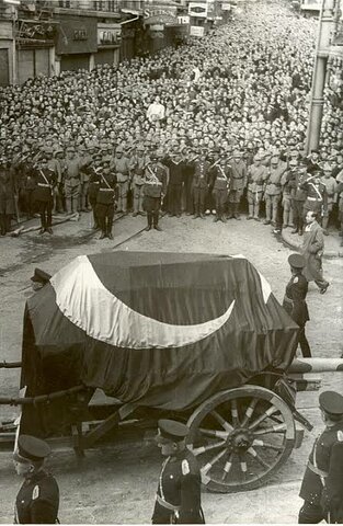 Dolmabahçe Sarayında gözlerini kapadı