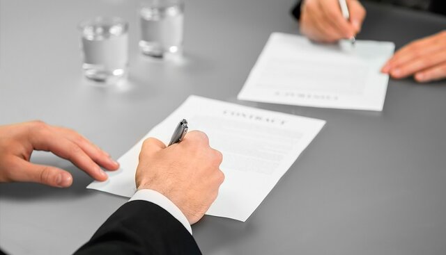 Art.3 Quien transfiere un fondo de comercio debe entregar al comprador una nota firmada