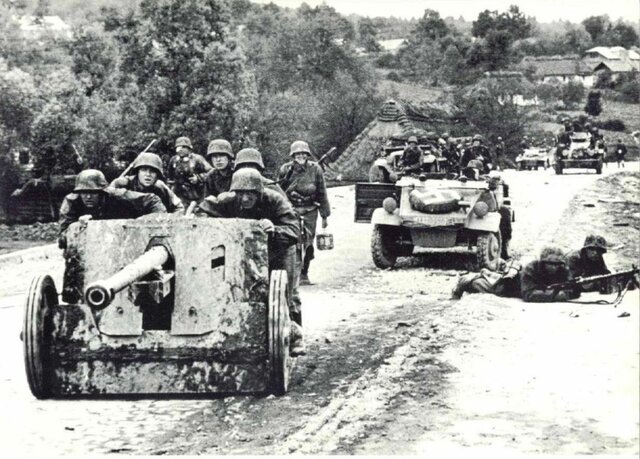 Hitler se interesó en invadir el territorio soviético por lo que planeó la operación "Barba Roja"