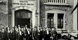 Mustafa Kemal, Ankara’da Türkiye Büyük Millet Meclisi’ni açtı.