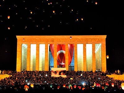 Vatan toprağına emanet edildi.