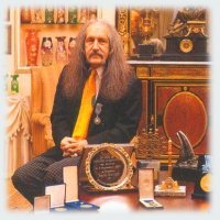 Yılın Erkek Sanatçısı, Yılın Bestecisi ve Yılın Grubu ödüllerini aldı.