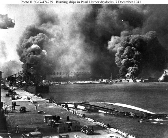 Japoniak Ameriketako Estatu Batuetako (AEB) Pearl Harbor basea bonbardatu du