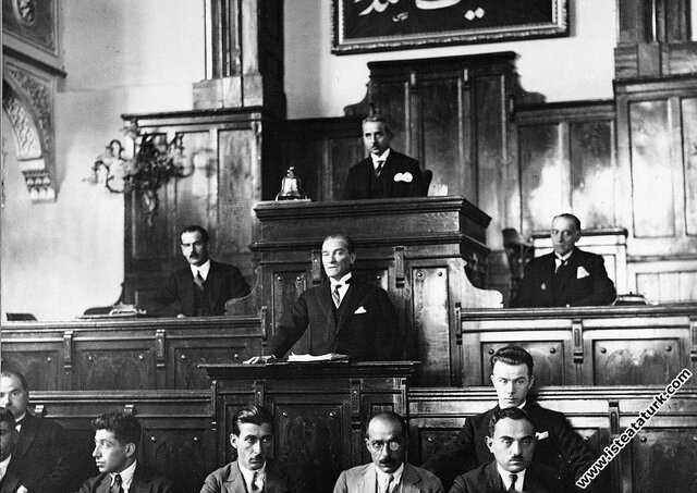 Cumhuriyet ilan edildi.