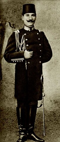 Harp Akademisinden mezun oldu.