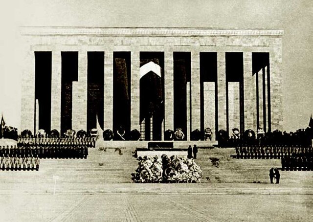 Etnografya Müzesi’ndeki geçici kabirden alınarak Anıtkabir’deki ebedî istirahatgâhına gömüldü.