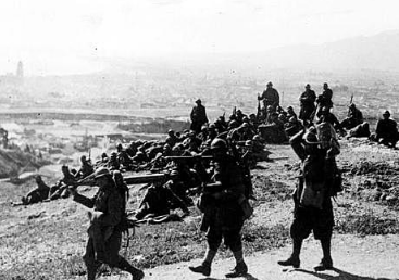 El gobierno de Largo Caballero se traslada a Valencia ante el ataque franquista contra Madrid, repelido por la Junta de Defensa encabezada por el general José Miaja.