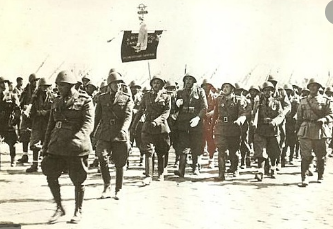 Los primeros soldados italianos, enviados por Mussolini, llegan a para ayudar a las fuerzas franquistas.