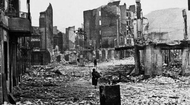 La ciudad vasca de Guernica sufre un brutal bombardeo el día 26 a cargo de la Legión Cóndor.