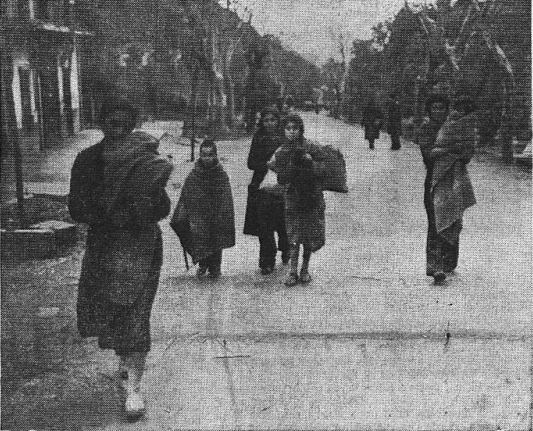 Les Espagnols fuient vers la frontière