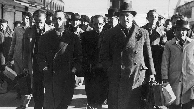 El gobierno de Negrín abandona Barcelona y se dirige a Figueras (Gerona) poco antes de que la capital catalana cayera en manos franquistas.