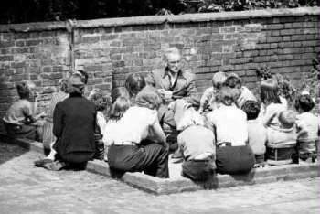 Neill funda la Escuela Summerhill