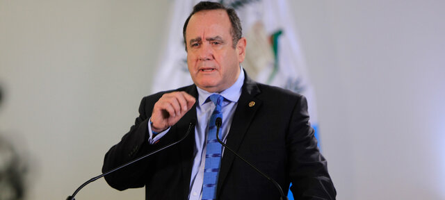 Suspensión de actividades laborales del sector publico y privado