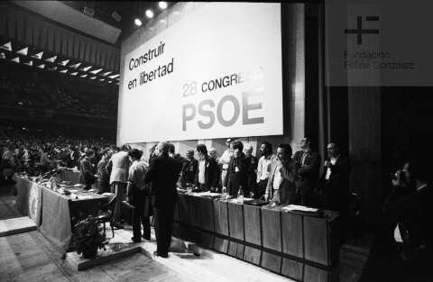El PSOE abandona el marxismo en el XXVIII congreso del partido