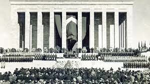 Dolmabahçe Sarayında gözlerini kapadı.