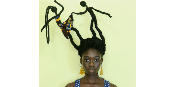 un homme soulève la jupe d'une femme-Laetita Ky