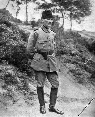 Mustafa Kemal, Anafartalar Grup Komutanlığı’na atandı.