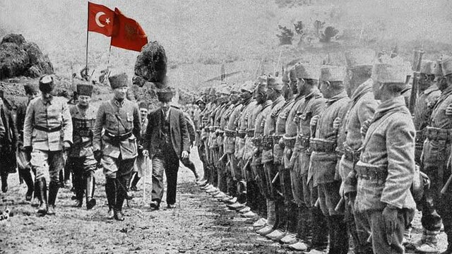 Gazi Mustafa Kemal, Dumlupınar Başkumandanlık Meydan Savaşı’nı kazandı.