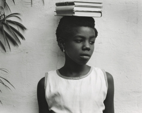 Ghana, niña con libros en la cabeza