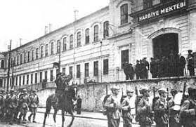 Mustafa Kemal İstanbul Harp okuluna girdi.