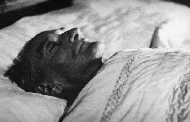 1938: Dolmabahçe Sarayında gözlerini kapadı.