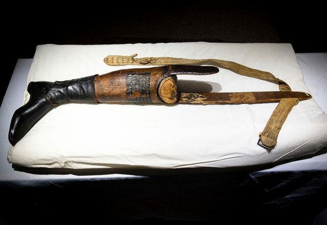 Prótesis para miembro inferior tallada en madera, de Antonio López de Santa Ana.