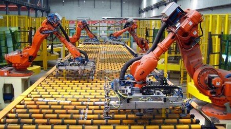 Robots inteligentes se usan en las fabricas.