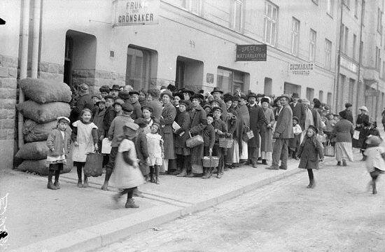 Los organismos que empleó el franquismo para adoctrinar a la población y para lograr el autoabastecimiento del país