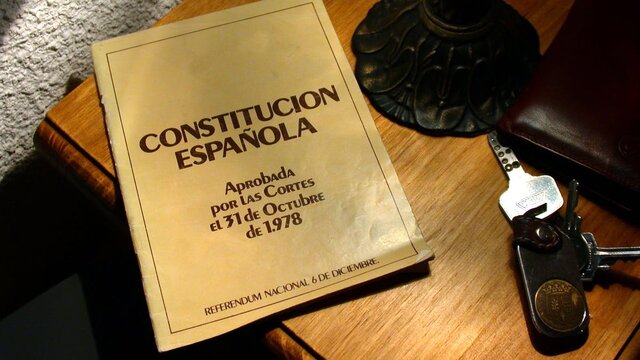 Aprobación por referéndum de la Constitución.