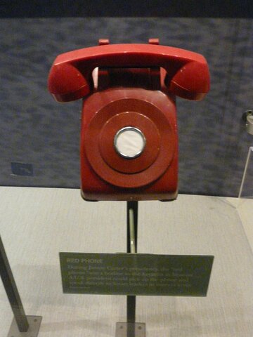 Creación del "teléfono rojo"