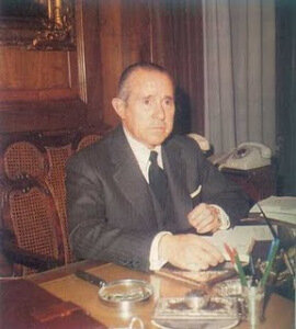 Cese de Arias Navarro como presidente del gobierno.