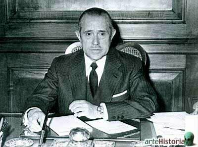 Cese de Arias Navarro como presidente del gobierno.