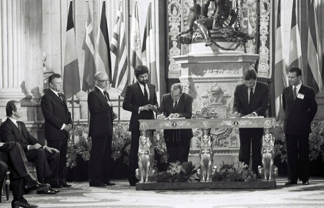 Adhesión de España a la CEE (1/enero)