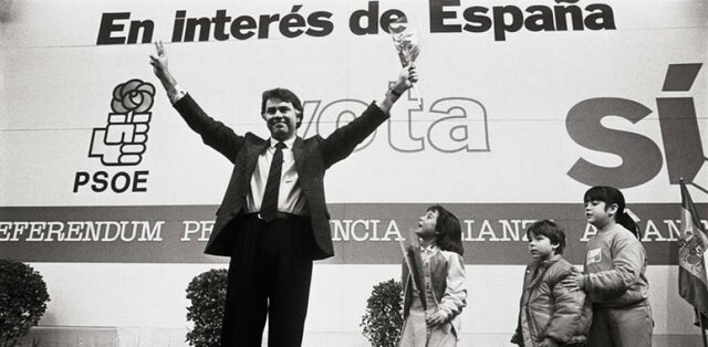 España aprueba en referéndum su entrada en la OTAN. (12/marzo)