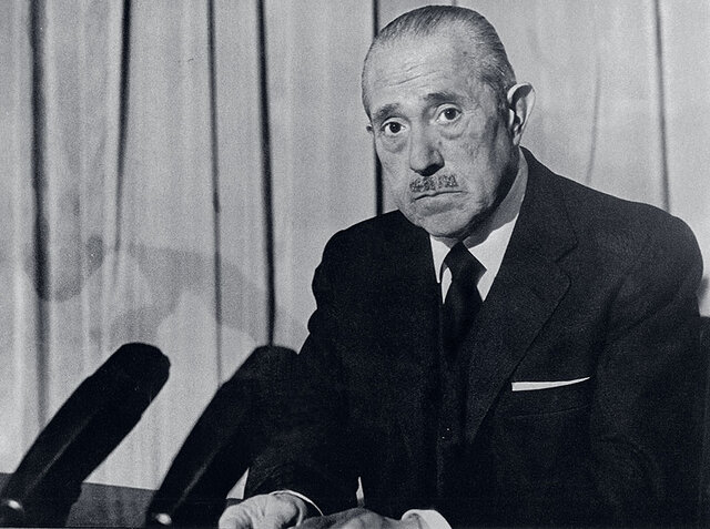 Cese de Arias Navarro como presidente del gobierno.