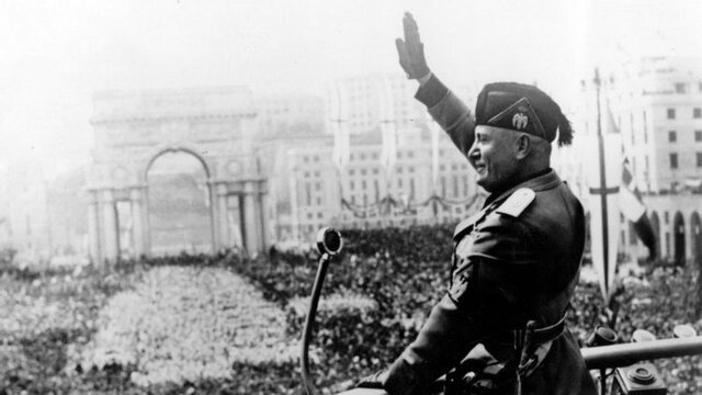 Mussolini anuncia o  fim da guerra na Etiópia